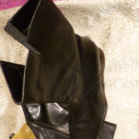 Isotoner  NEW Black  Leather Heeled Zippered Ankle Boots sz 9M - Picture 7 of 9